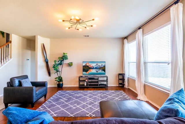 Crashpad · Room 1 in Converse, photo 3