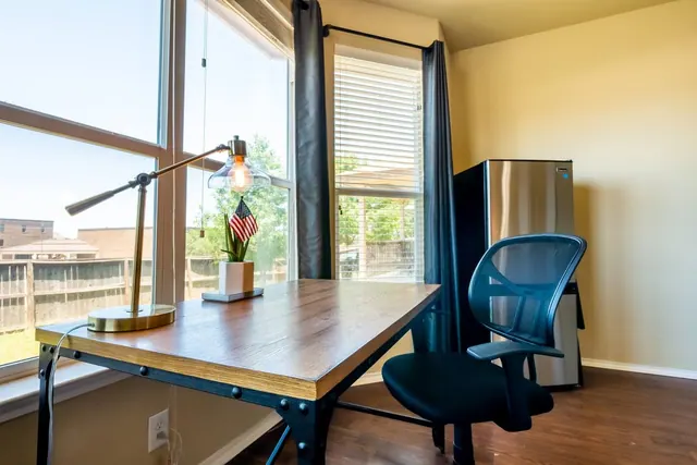 Crashpad · Room 1 in Converse, photo 7
