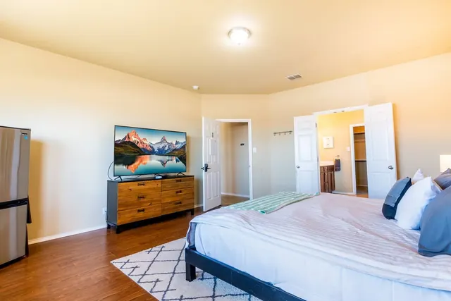 Crashpad · Room 1 in Converse, photo 8