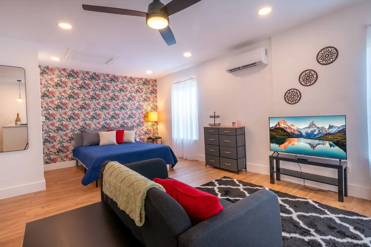 Collins Garden Studio 2D, a Hosted Havens rental in Collins Garden Park, San Antonio, TX